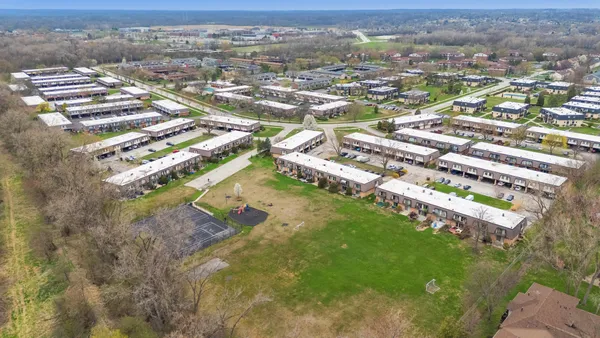 $299,000 | 11 Cour Caravelle, Unit 11, Palos Hills, IL 60465