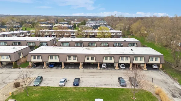 $299,000 | 11 Cour Caravelle, Unit 11, Palos Hills, IL 60465