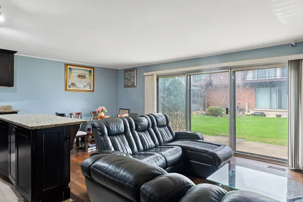 $299,000 | 11 Cour Caravelle, Unit 11, Palos Hills, IL 60465