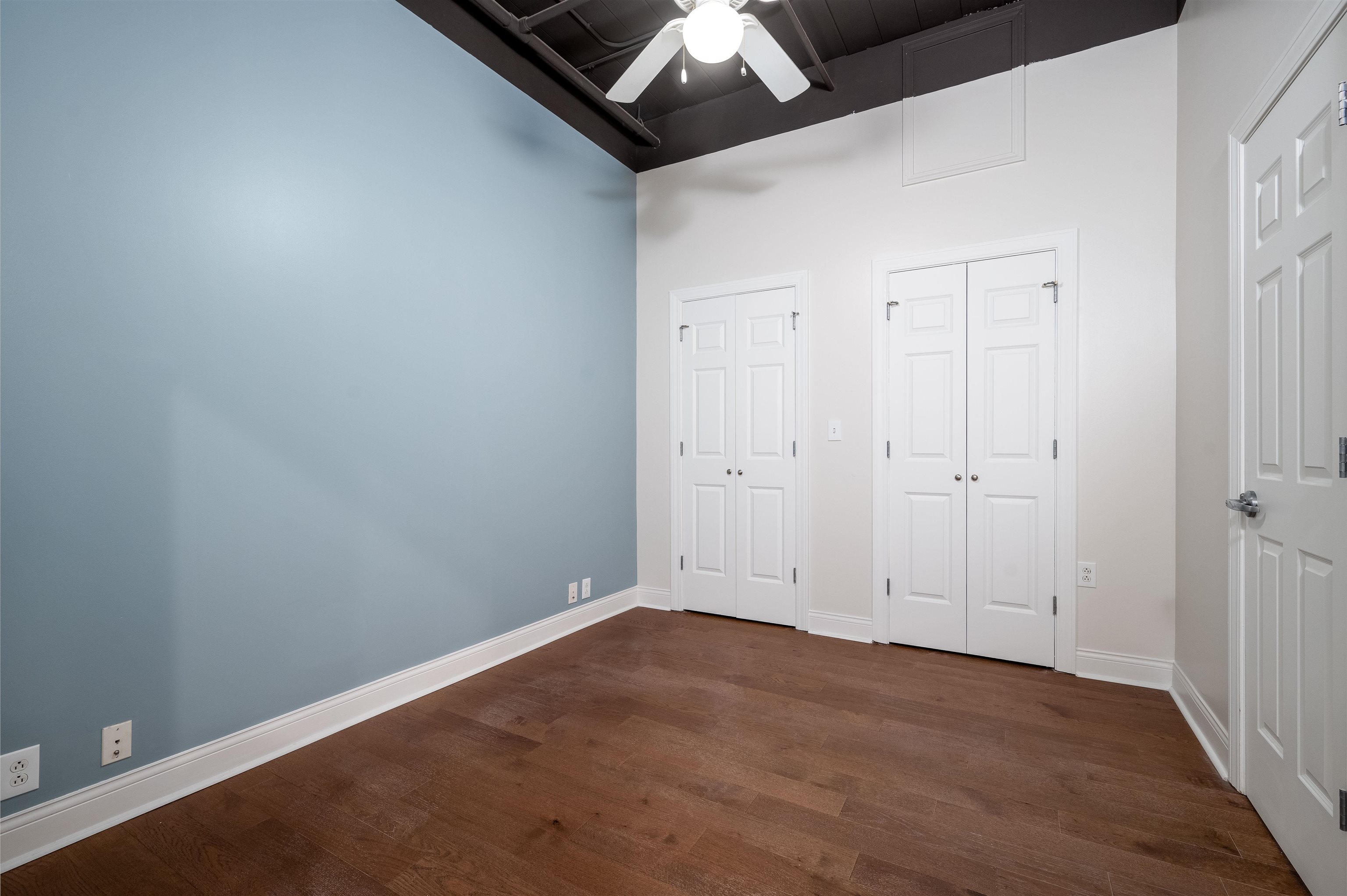 95 South Main Street, Unit 204 Memphis, TN 38103 - Photo 6 of 18 an empty room with a ceiling fan