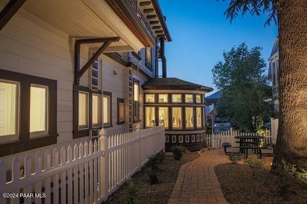 a view of a house with backyard