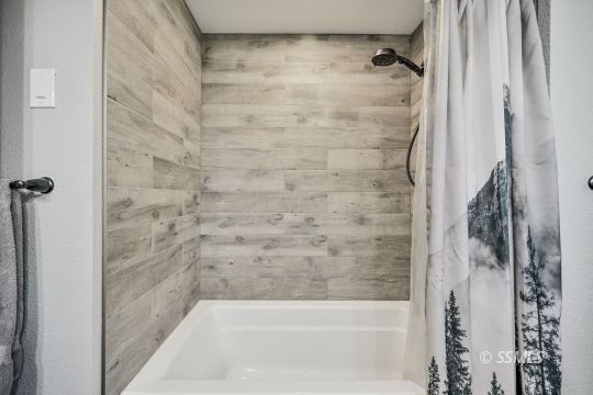 725 West Howell Avenue Ridgecrest, CA 93555 - Photo 27 of 35 a bathroom with a bathtub