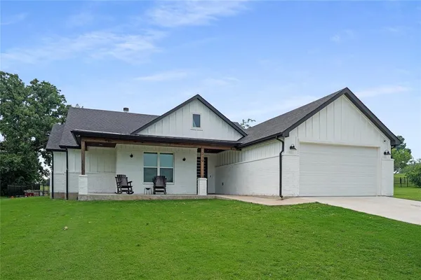 a front view of house with yard