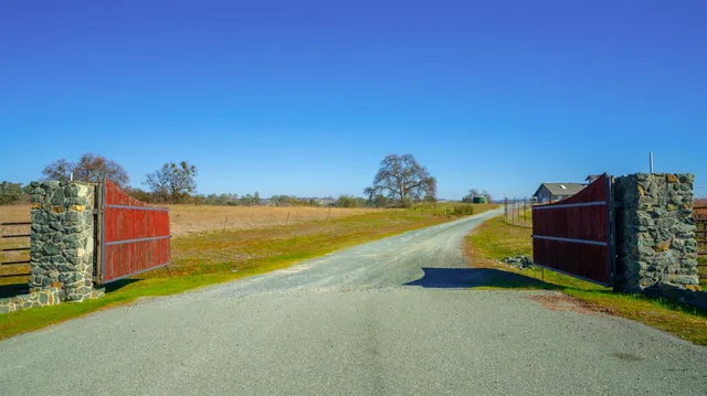 a view of a bathtub in an empty room
