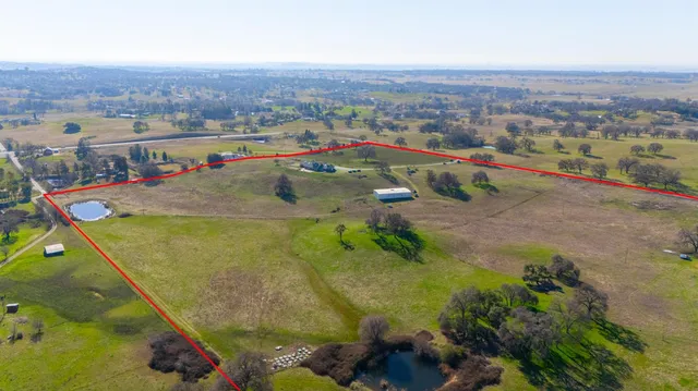 a view of a back yard