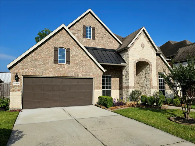 a view of front of house with a yard