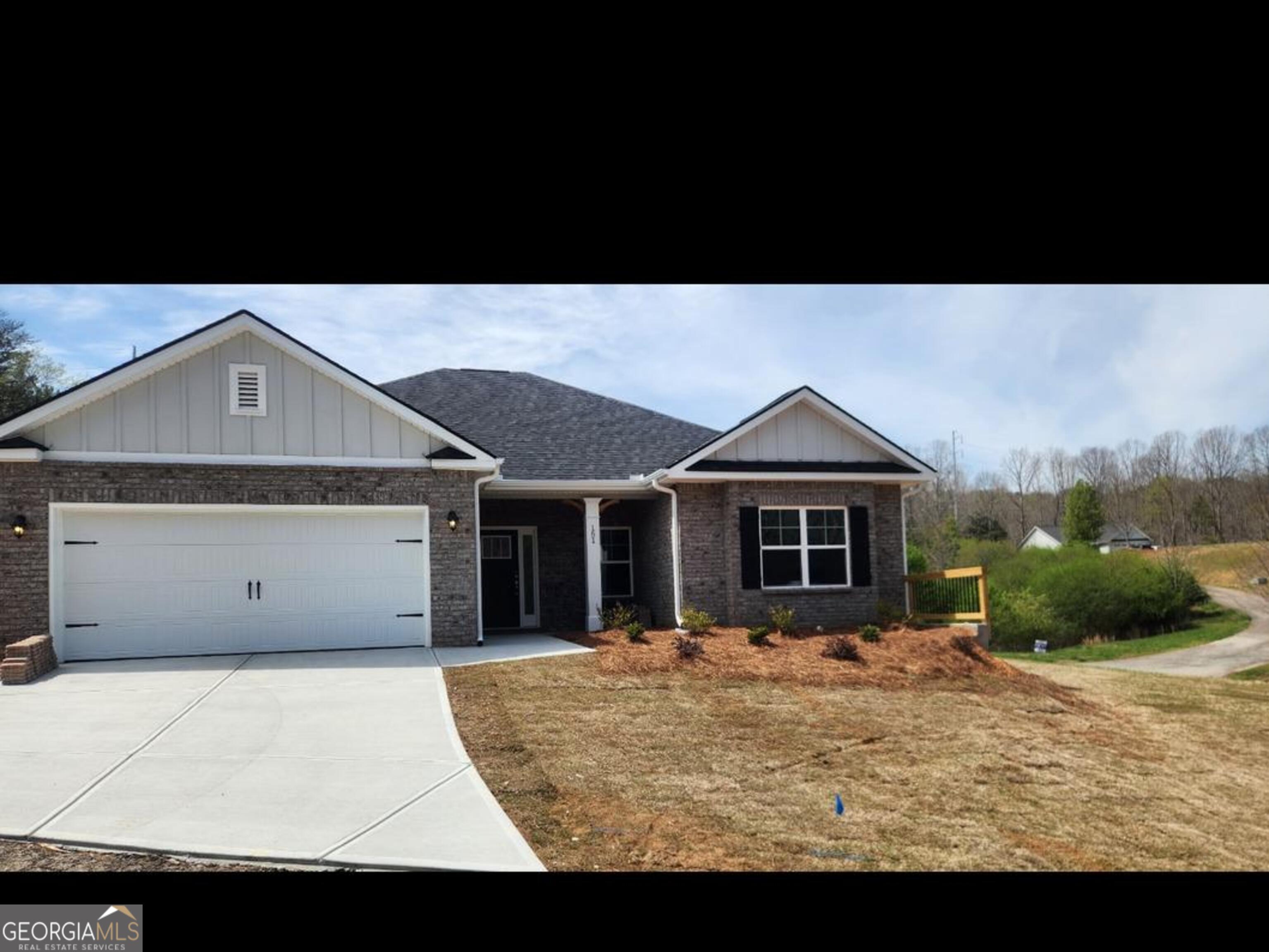 a view of a house with backyard