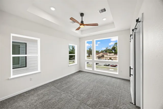 en empty room with window and ceiling fan