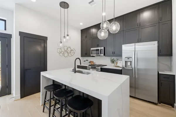 $3,350 | 4605 Harrisburg Boulevard, Unit E, Houston, TX 77011