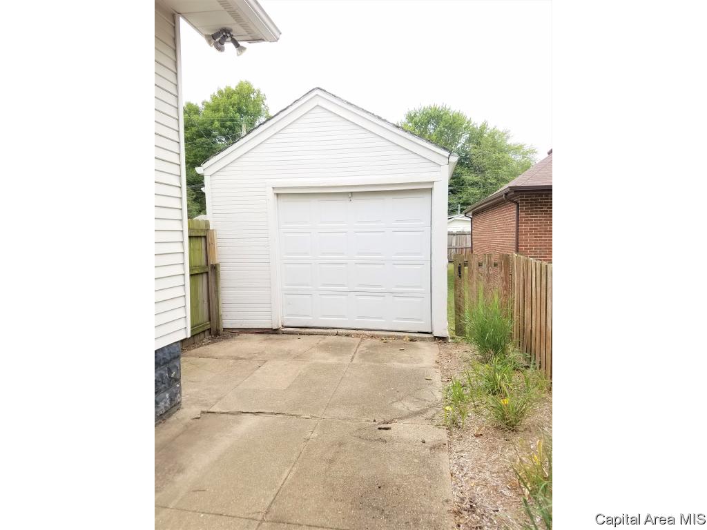 2177 Yale Boulevard Springfield, IL 62703 - Photo 3 of 22