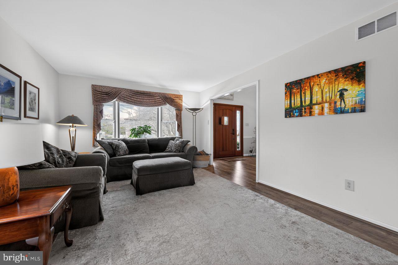 28 Timber Road Horsham, PA 19044 - Photo 8 of 38 Gallery Image 8