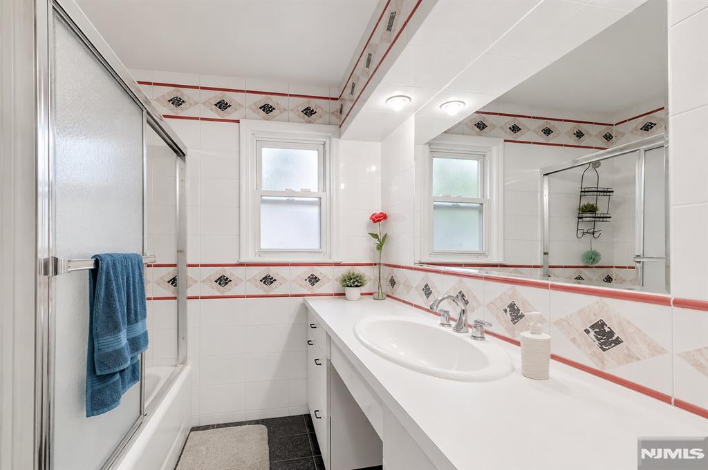 711 Rutland Avenue Teaneck, NJ 07666 - Photo 12 of 22