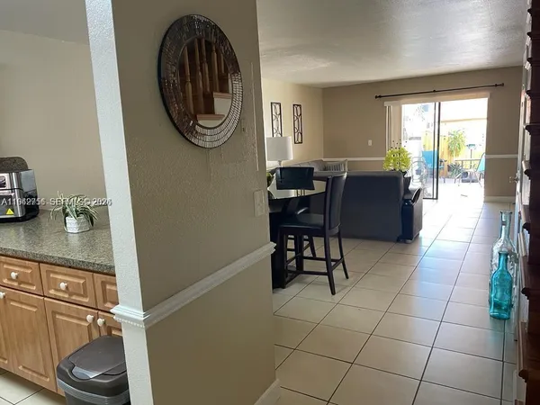 $2,400 | 1318 West 42nd Street, Unit 1318, Hialeah, FL 33012