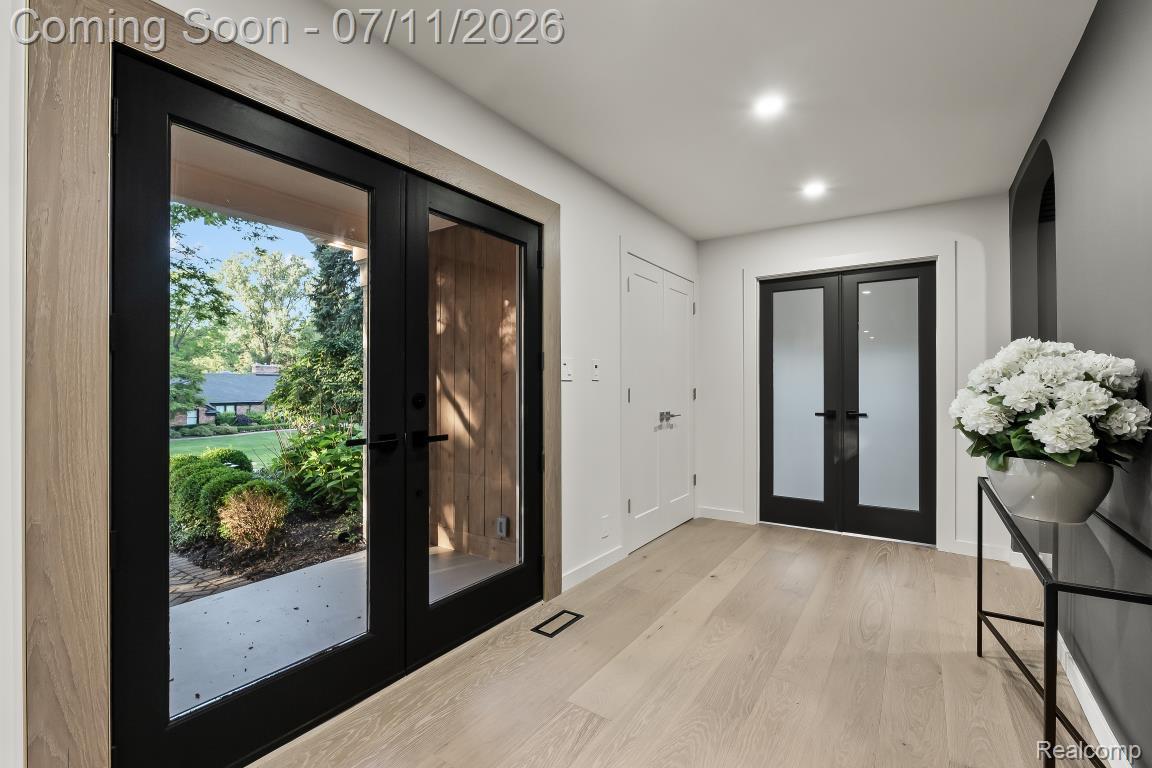 4154 Nearbrook Road Bloomfield Hills, MI 48302 - Photo 7 of 47 Modern entryway featuring light wood-finish flooring