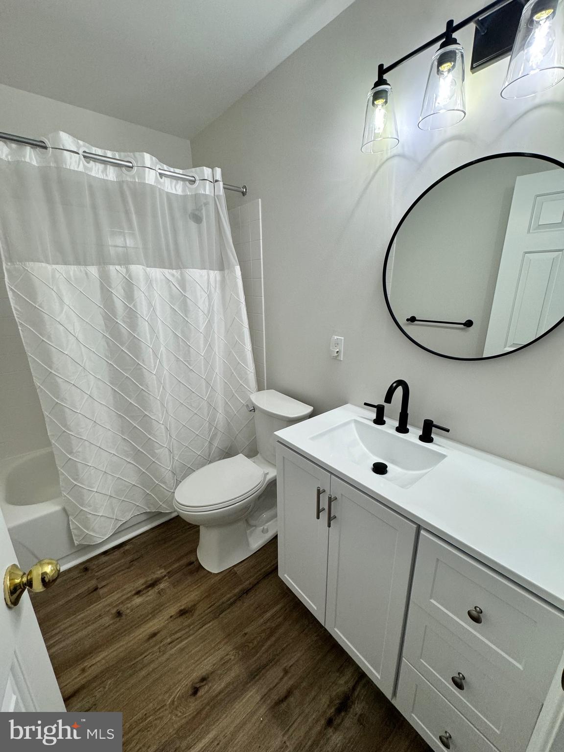 692 Danbury Court Newtown, PA 18940 - Photo 13 of 16 Hall Bath