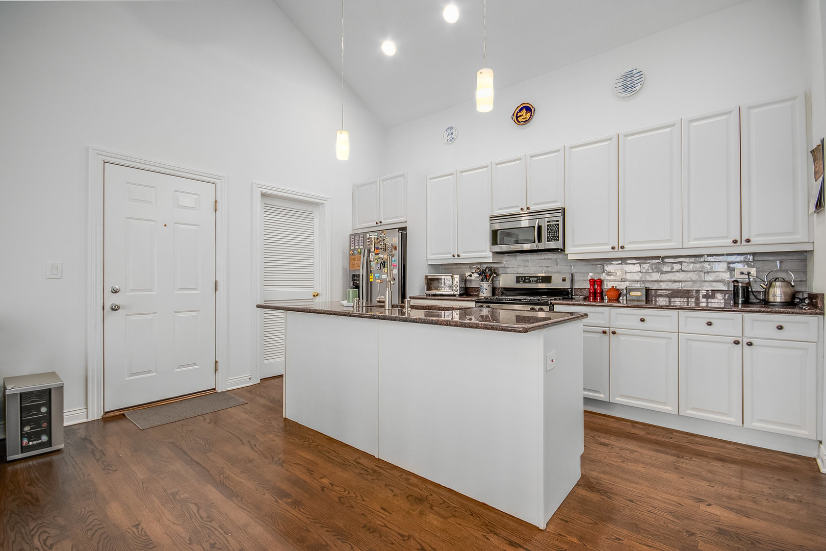 930 West Cuyler Avenue, Unit 3W Chicago, IL 60613 - Photo 8 of 25