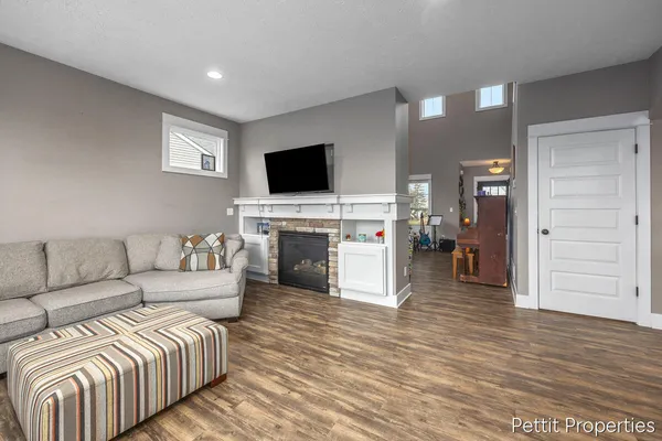 $599,000 | 3099 Lowingwood Court, Jenison, MI 49428