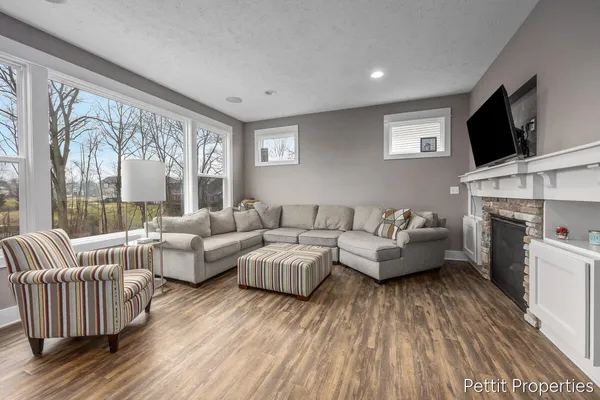 $599,000 | 3099 Lowingwood Court, Jenison, MI 49428