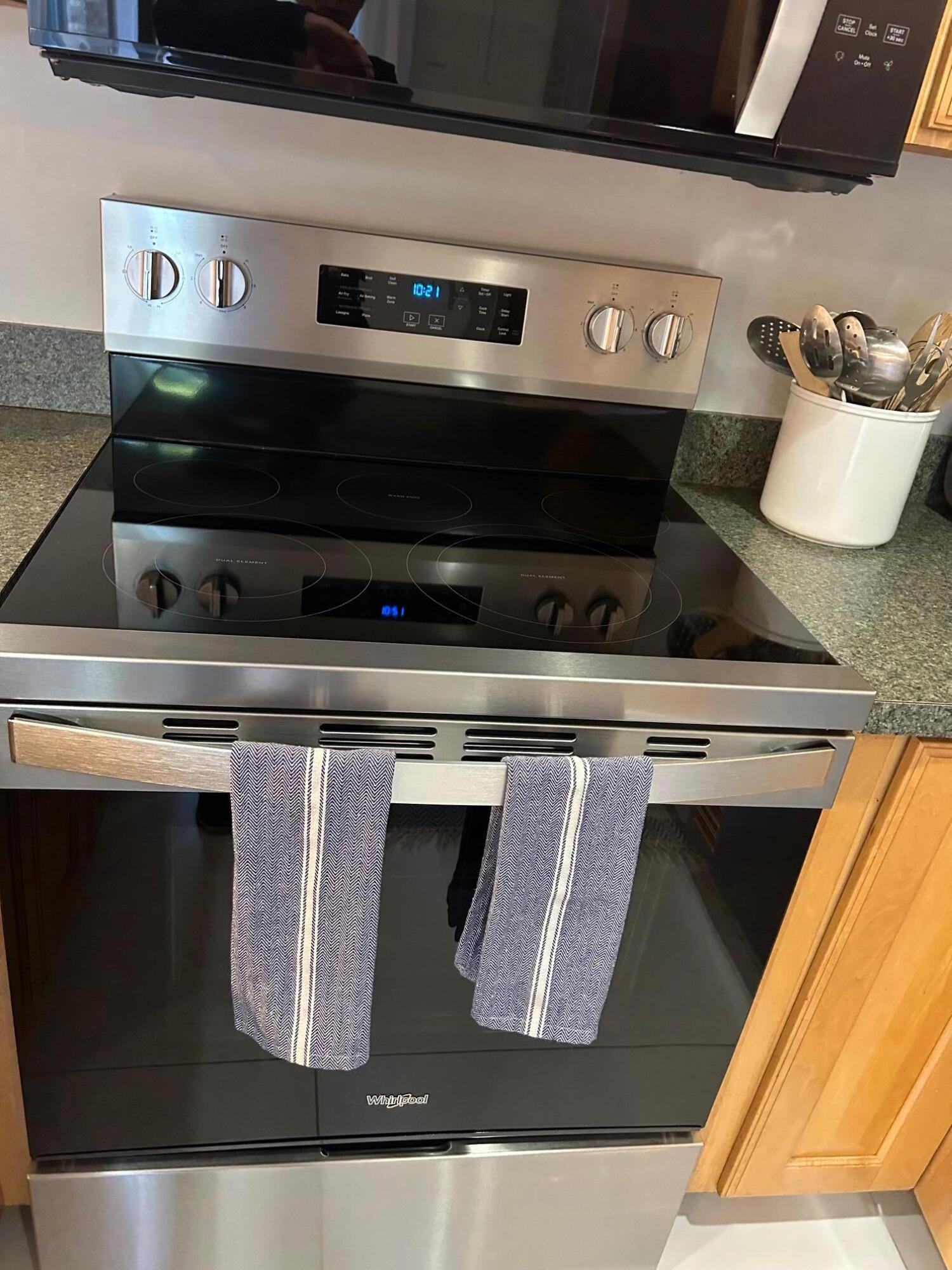 1420 Ocean Way Drive, Unit 32C Jupiter, FL 33477 - Photo 6 of 25 a close view of stove