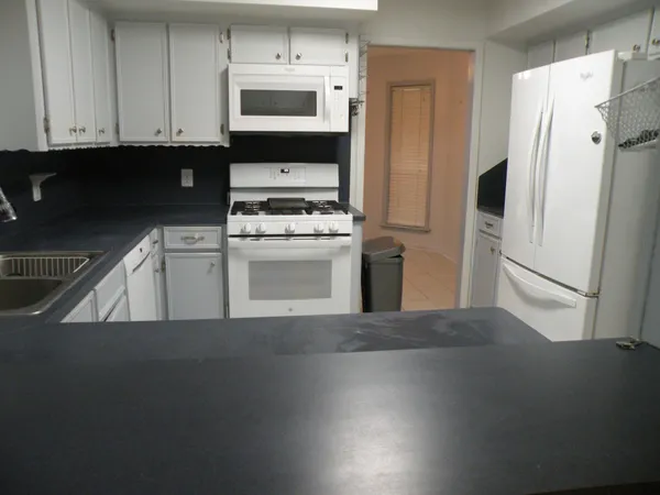 $2,050 | 213 Duerr Drive, Bellville, TX 77418