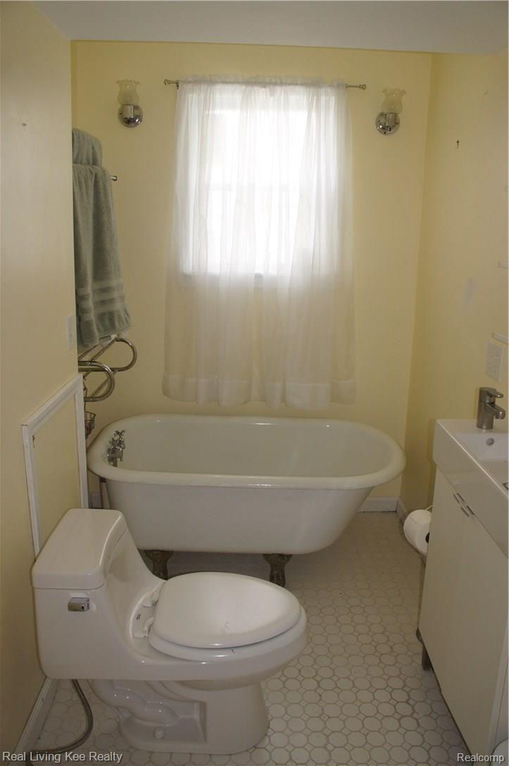 3855 Mildred Avenue Rochester, MI 48309 - Photo 15 of 29 First floor bathroom