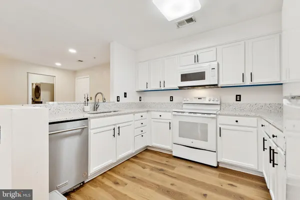 $3,100 | 11328 Westbrook Mill Lane, Unit 304, Fairfax, VA 22030
