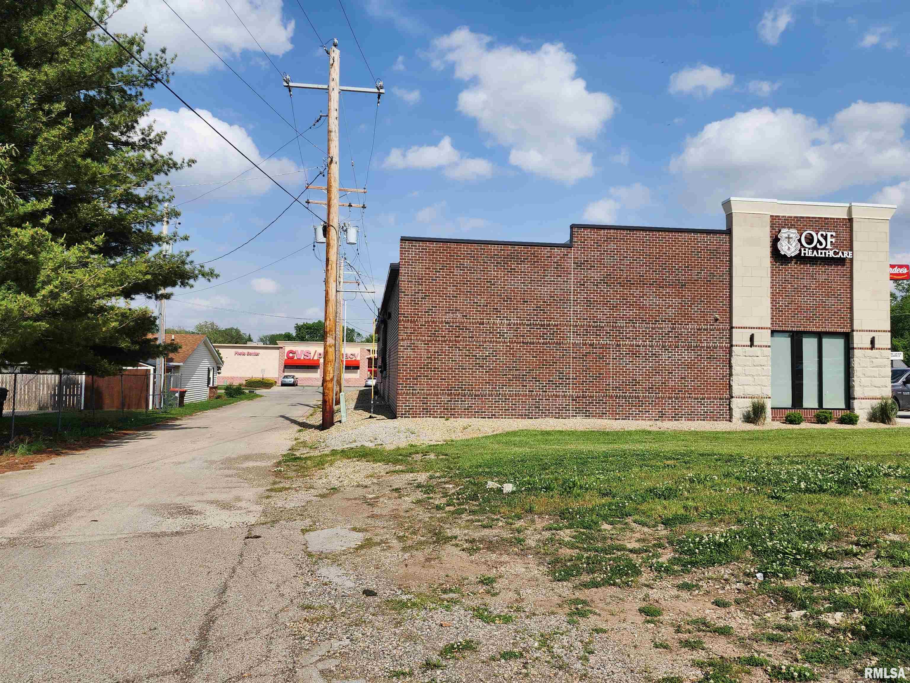 610 Woodlawn Road Lincoln, IL 62656 - Photo 3 of 4