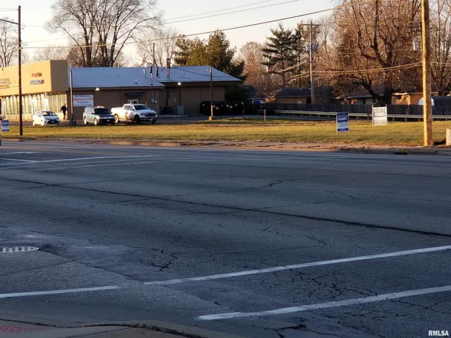 $34,900 | 610 Woodlawn Road, Lincoln, IL 62656