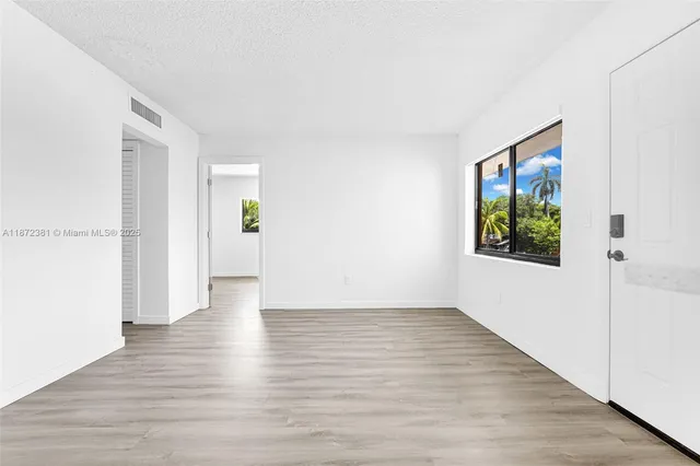 $2,100 | 13210 Memorial Highway, Unit 203, North Miami, FL 33161