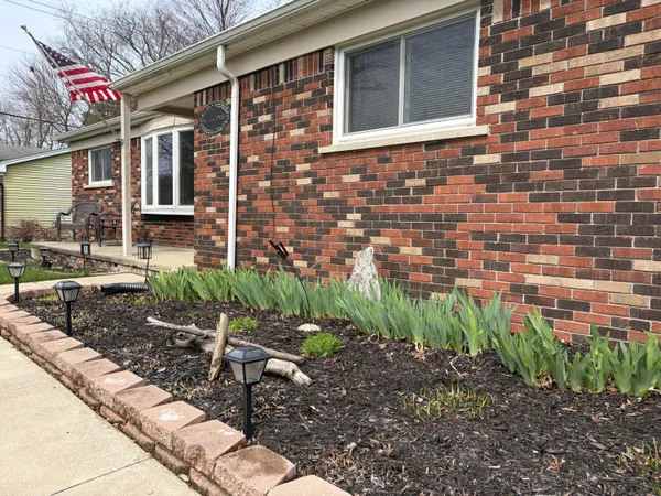 $369,000 | 38000 Hixford Place, Westland, MI 48185