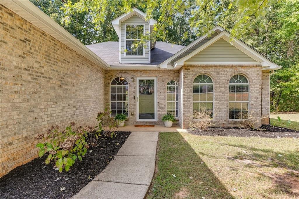 52 Castleman Road Carrollton, GA 30116 - Photo 7 of 35 a front view of a house with a yard