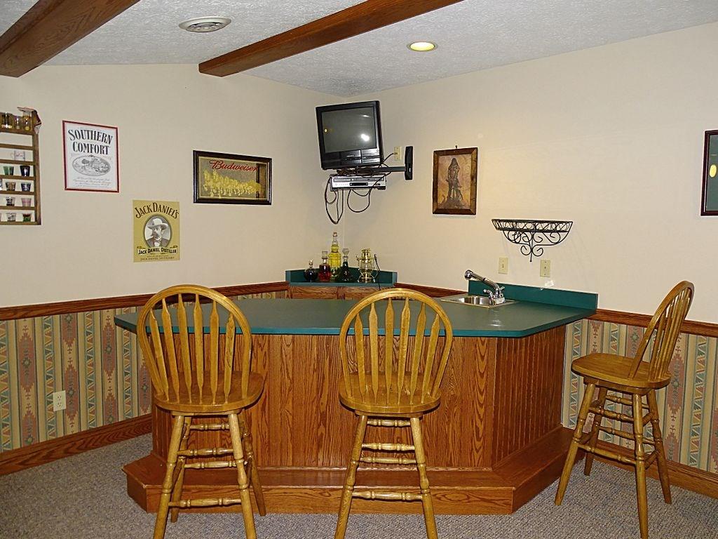 305 Linnwood Road Eighty Four, PA 15330 - Photo 17 of 25 Built-in wet bar