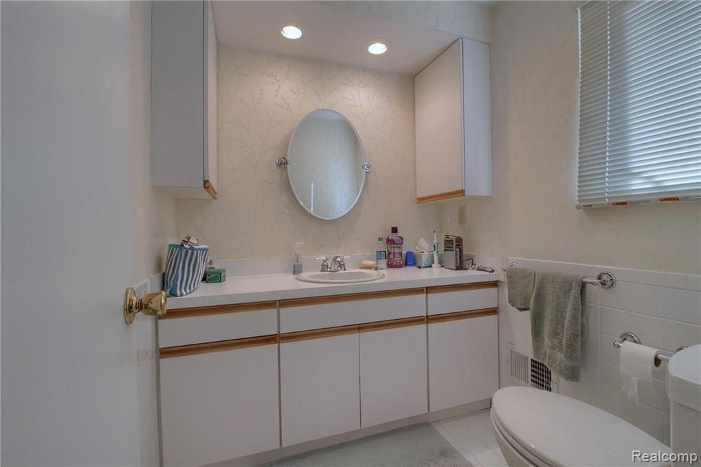 659 North Rosedale Court Grosse Pointe Woods, MI 48236 - Photo 19 of 36