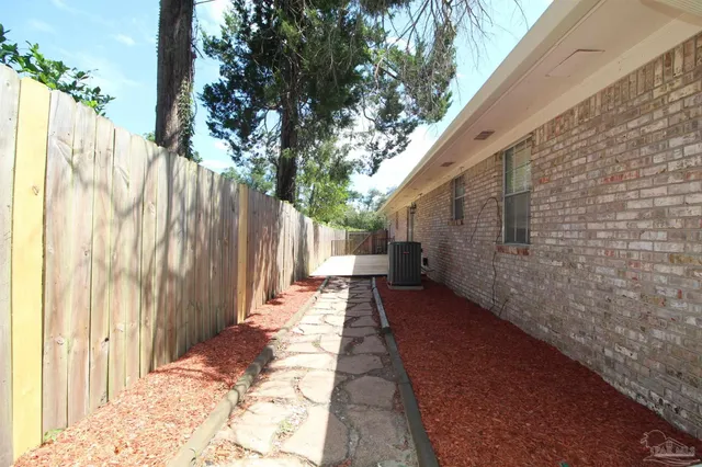 $1,895 | 1400 North D Street, Pensacola, FL 32501
