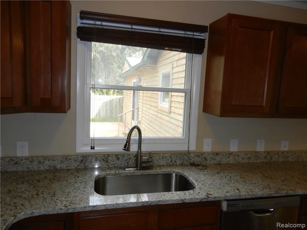 8956 Davisburg Road Clarkston, MI 48348 - Photo 19 of 38 New cabs and granite conters.JPG