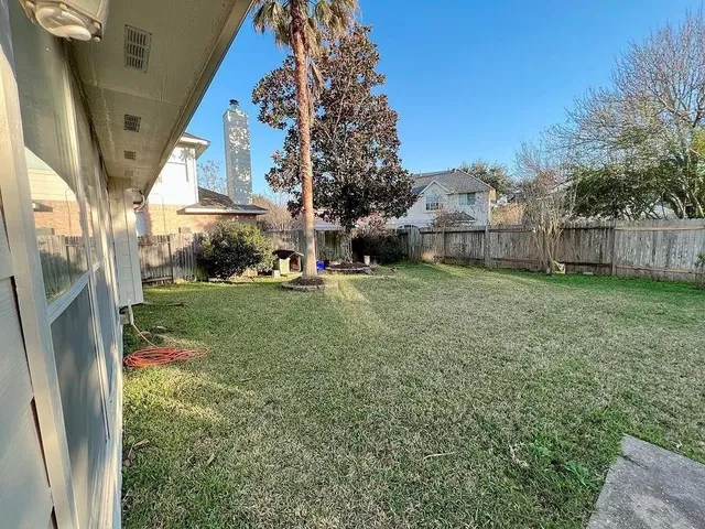 a view of a yard in front of house