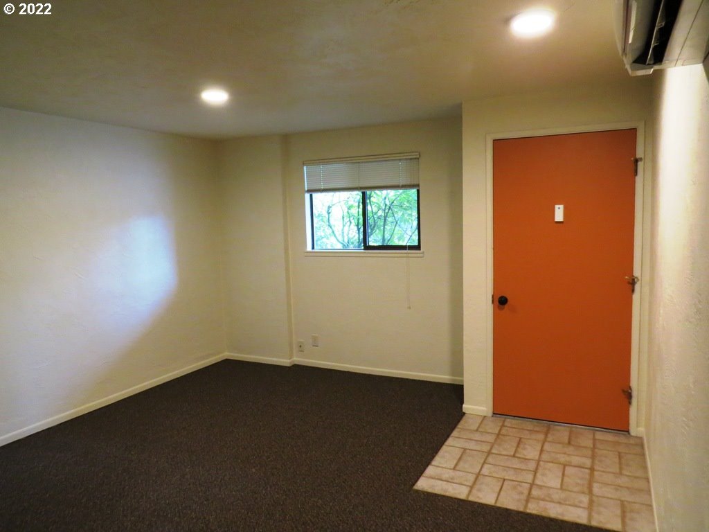 4427 Fox Hollow Road, Unit 13 Eugene, OR 97405 - Photo 3 of 28 Gallery Image 3