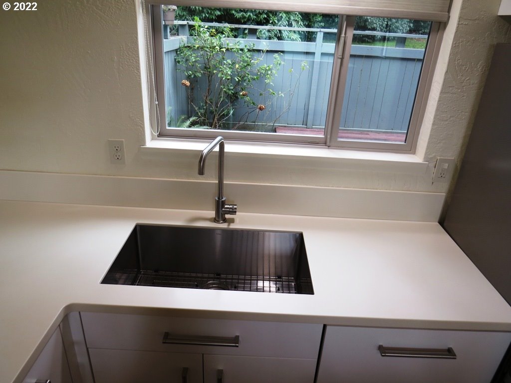 4427 Fox Hollow Road, Unit 13 Eugene, OR 97405 - Photo 10 of 28 Gallery Image 10
