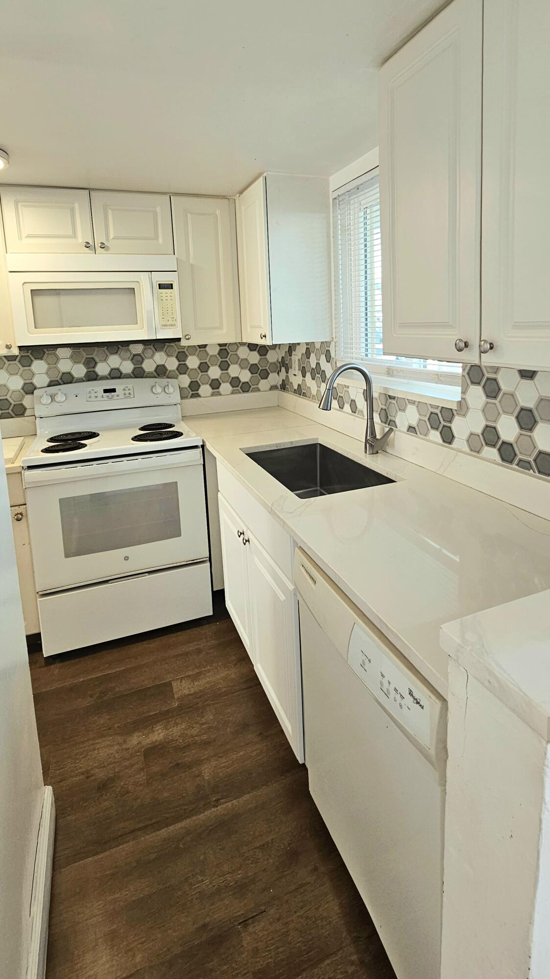 1501 Crescent Circle, Unit B10 Lake Park, FL 33403 - Photo 4 of 9 20251219_132424