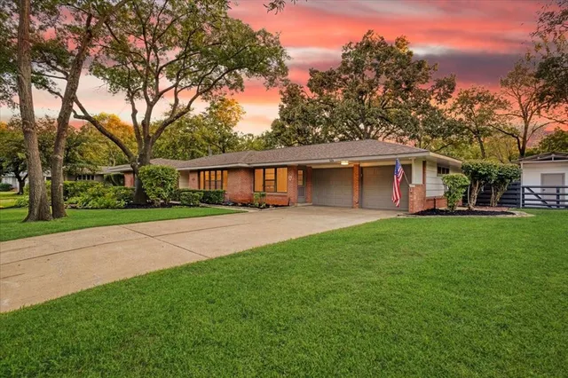 a view of house with a yard