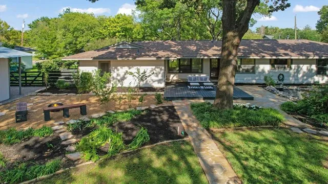 a view of a backyard with garden