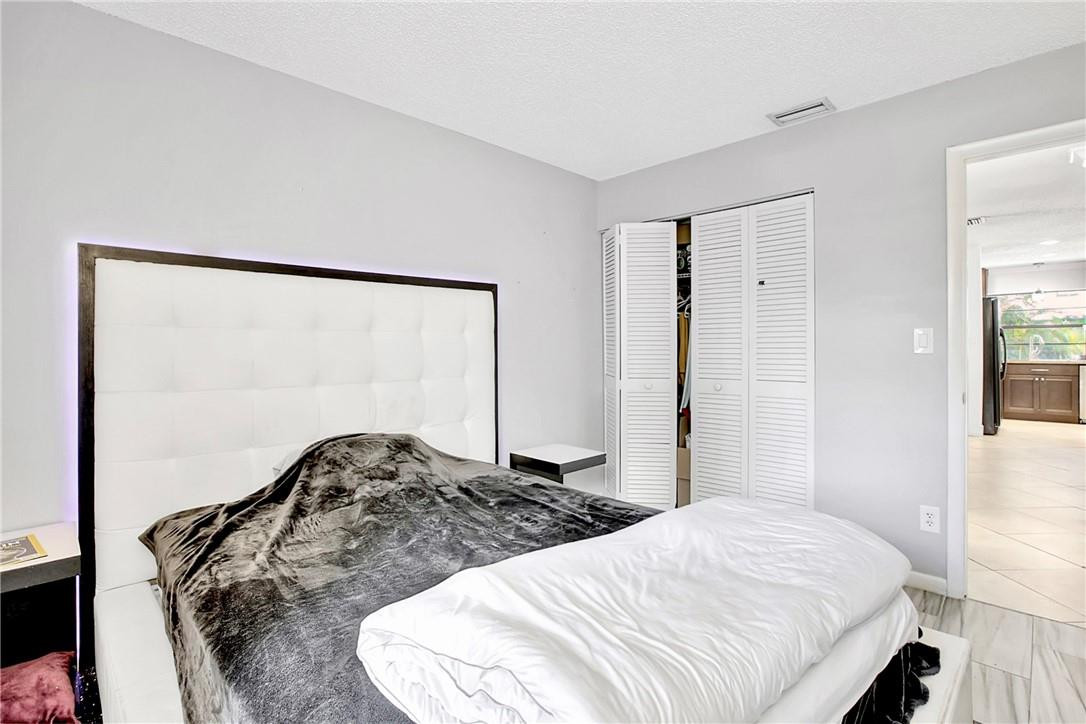 106 Kensington Road Hollywood, FL 33021 - Photo 32 of 42 a bedroom with a bed and a large mirror