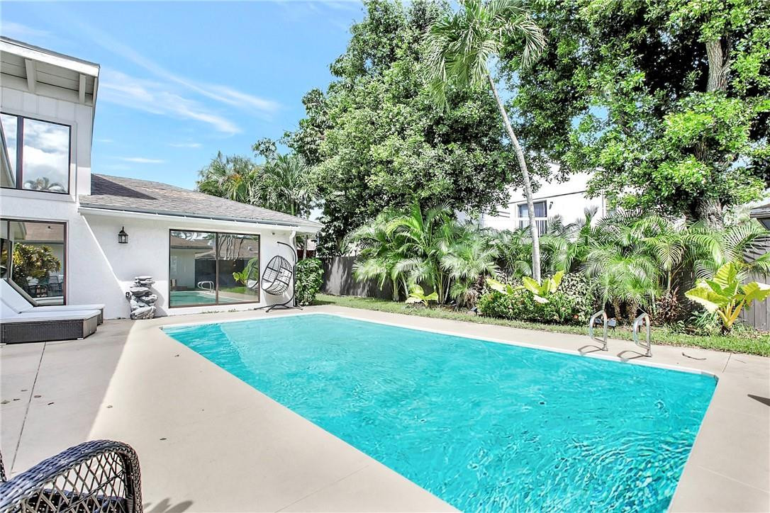 106 Kensington Road Hollywood, FL 33021 - Photo 37 of 42 a view of a house with backyard and sitting area