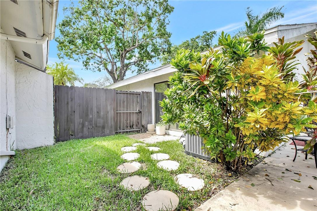 106 Kensington Road Hollywood, FL 33021 - Photo 38 of 42 a backyard of a house with lots of green space
