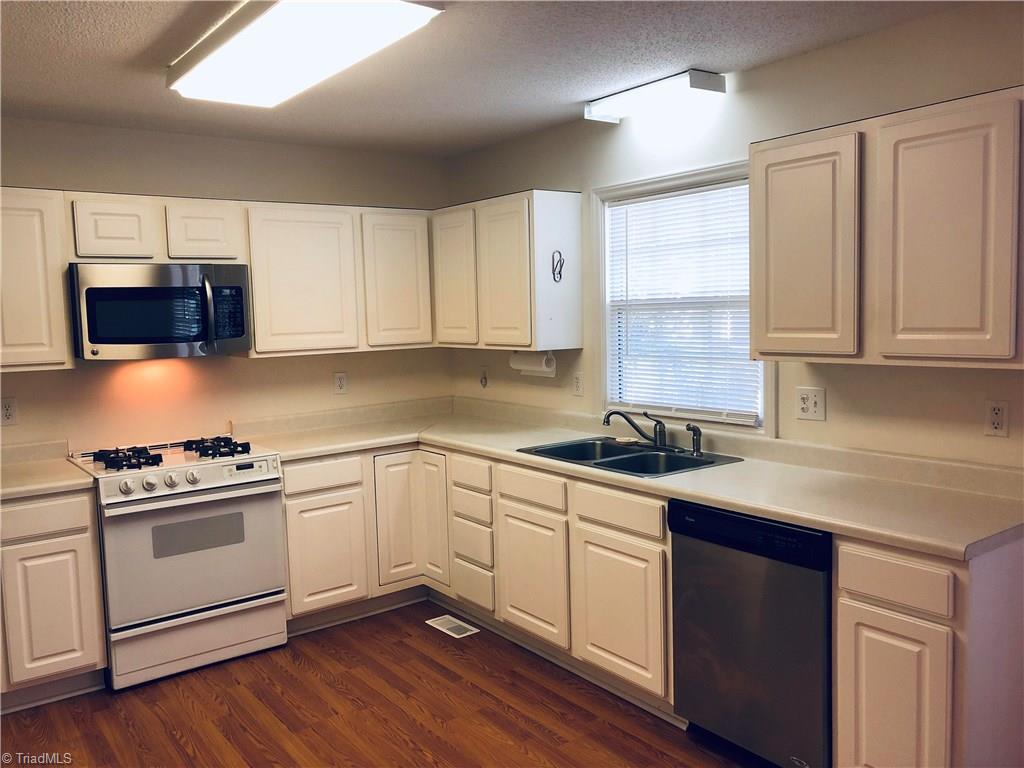 6045 Weant Road Archdale, NC 27263 - Photo 5 of 22 Spacious kitchen