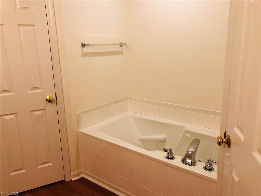 6045 Weant Road Archdale, NC 27263 - Photo 10 of 22 Whirlpool tub