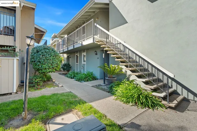 $182,000 | 3720 West Benjamin Holt Drive, Unit 10, Stockton, CA 95219