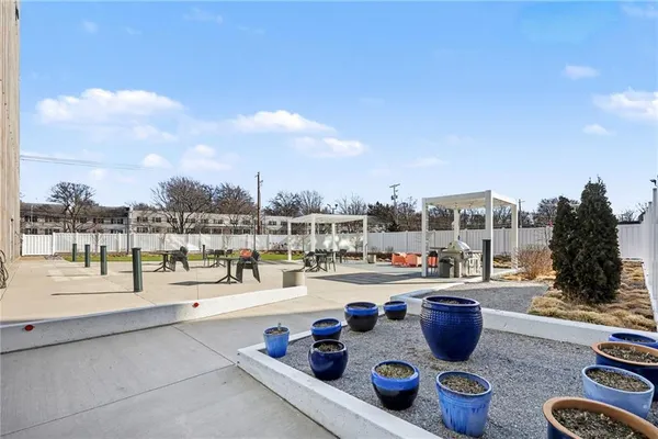 $182,000 | 333 West Meyer Boulevard, Unit 413, Kansas City, MO 64113