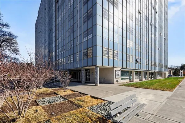 $182,000 | 333 West Meyer Boulevard, Unit 413, Kansas City, MO 64113