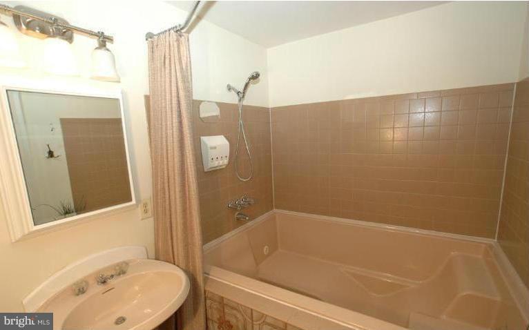 4508 Lees Corner Road Chantilly, VA 20151 - Photo 11 of 13 JETTED SOAKING TUB